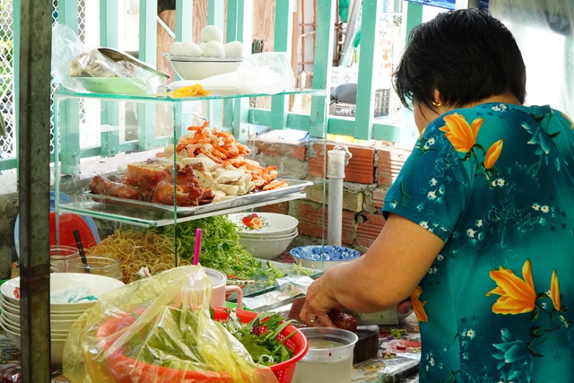 Quán bún mắm núp hẻm trong chợ ‘nặng ký’ miền Tây: Đắt khách nhưng không bán nhiều - Ảnh 7.