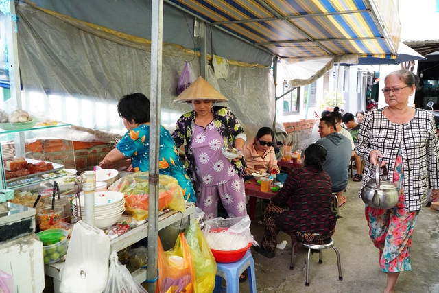 Quán bún mắm núp hẻm trong chợ ‘nặng ký’ miền Tây: Đắt khách nhưng không bán nhiều - Ảnh 5.