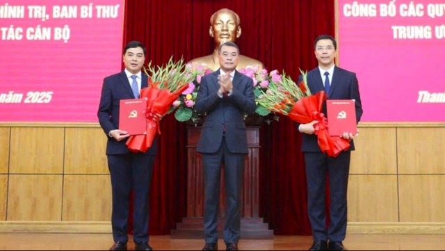 Trưởng Ban Tổ chức T.Ư Lê Minh Hưng (giữa) trao các quyết định cho ông Nguyễn Hoài Anh (bìa trái) và ông Nguyễn Hồng Phong (bìa phải) Trưởng Ban Tổ chức T.Ư Lê Minh Hưng (giữa) trao các quyết định cho ông Nguyễn Hoài Anh (bìa trái) và ông Nguyễn Hồng Phong (bìa phải)