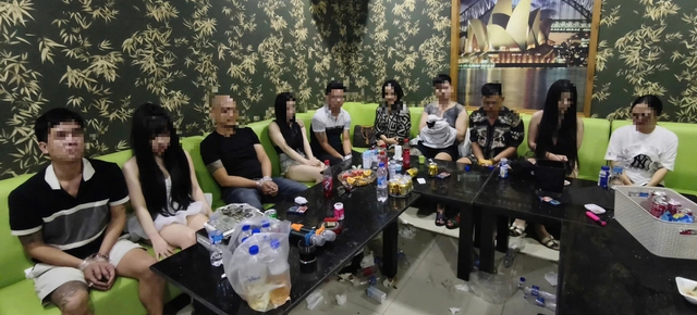 Đà Nẵng: Triệt phá nhóm tổ chức sử dụng ma túy trong quán karaoke VIP  - Ảnh 1.