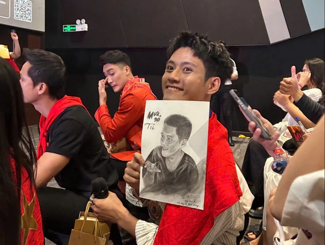 Cô gái vẽ tranh nhân vật trong phim Mưa Đỏ để giữ lại cảm xúc- Ảnh 4. Cô gái vẽ tranh nhân vật trong phim Mưa Đỏ để giữ lại cảm xúc- Ảnh 4.