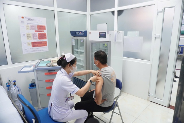 Bệnh viện Quân y 120 khai trương Trung tâm Tiêm chủng vắc xin - Ảnh 3.
