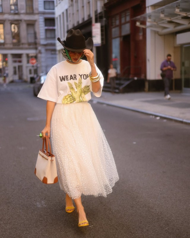 Hóa nàng thơ mùa thu trong tích tắc với chân váy maxi họa tiết cổ điển- Ảnh 5. Hóa nàng thơ mùa thu trong tích tắc với chân váy maxi họa tiết cổ điển- Ảnh 5.