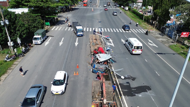 Ô tô đầu kéo có cần cẩu lao thẳng vào dải phân cách trên quốc lộ 51 - Ảnh 1.