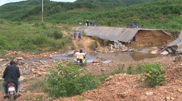 Đường đứt gãy, cô lập 2 thôn vùng cao Quảng Trị- Ảnh 4. Đường đứt gãy, cô lập 2 thôn vùng cao Quảng Trị- Ảnh 4.