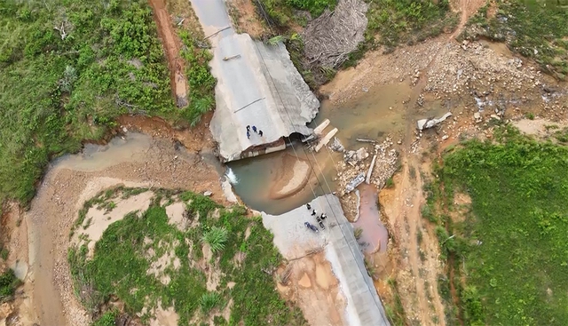 Đường đứt gãy, cô lập 2 thôn vùng cao Quảng Trị- Ảnh 2. Đường đứt gãy, cô lập 2 thôn vùng cao Quảng Trị- Ảnh 2.