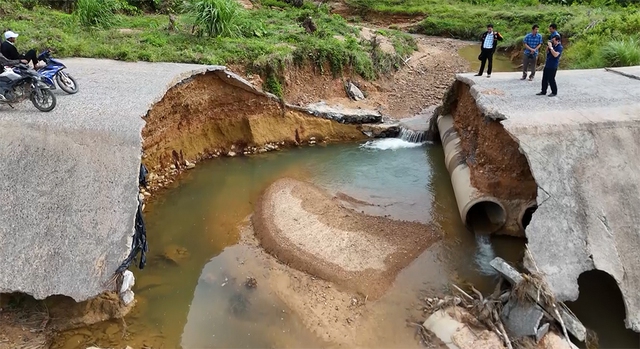 Đường đứt gãy, cô lập 2 thôn vùng cao Quảng Trị- Ảnh 1. Đường đứt gãy, cô lập 2 thôn vùng cao Quảng Trị- Ảnh 1.