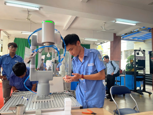 Phụ huynh học sinh hỏi ‘học ngành gì ra trường có việc làm’, chuyên gia trả lời - Ảnh 1.