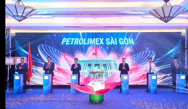 Petrolimex Sài Gòn nhận Huân chương Lao động hạng nhất trong ngày tròn 50 tuổi - Ảnh 1.
