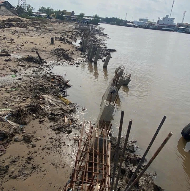 C&agrave; Mau: Chủ đầu tư l&yacute; giải việc ngưng thi c&ocirc;ng bờ k&egrave; Bia Ấn lo&aacute;t Nam bộ- Ảnh 1.