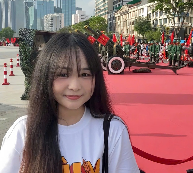 Cô gái vẽ tranh nhân vật trong phim Mưa Đỏ để giữ lại cảm xúc- Ảnh 1. Cô gái vẽ tranh nhân vật trong phim Mưa Đỏ để giữ lại cảm xúc- Ảnh 1.