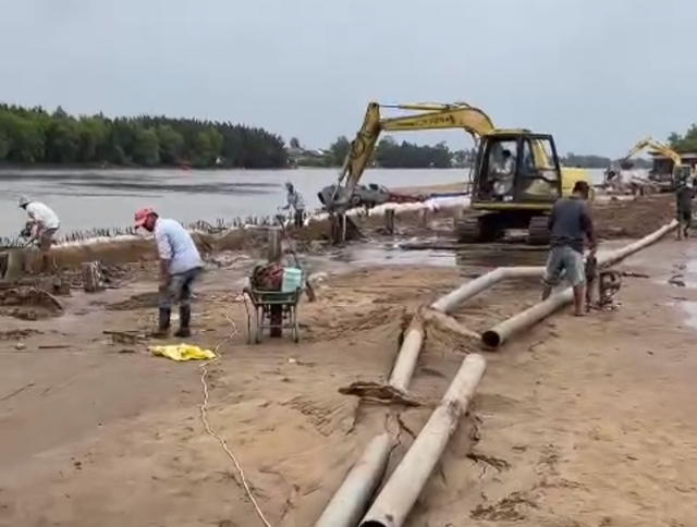 C&agrave; Mau: Chủ đầu tư l&yacute; giải việc ngưng thi c&ocirc;ng bờ k&egrave; Bia Ấn lo&aacute;t Nam bộ- Ảnh 2.