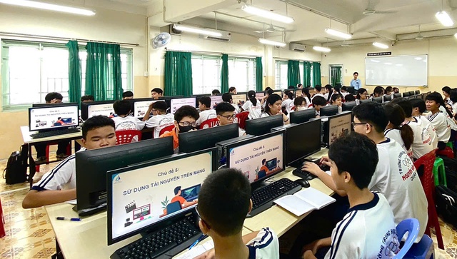 Nghi ngờ học sinh phải học chương trình nhà trường để trả nợ, hiệu trưởng nói gì? - Ảnh 2.