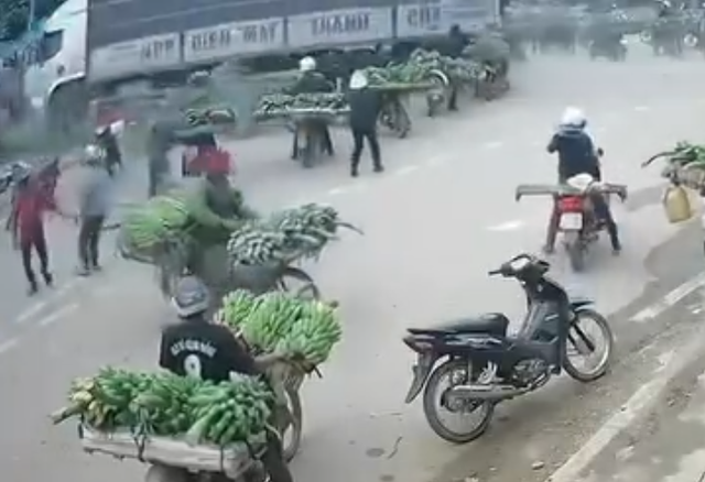 Quảng Trị Xe tải lao vào chợ Tân Long khiến 9 người thương vong - Ảnh 1. Quảng Trị Xe tải lao vào chợ Tân Long khiến 9 người thương vong - Ảnh 1.