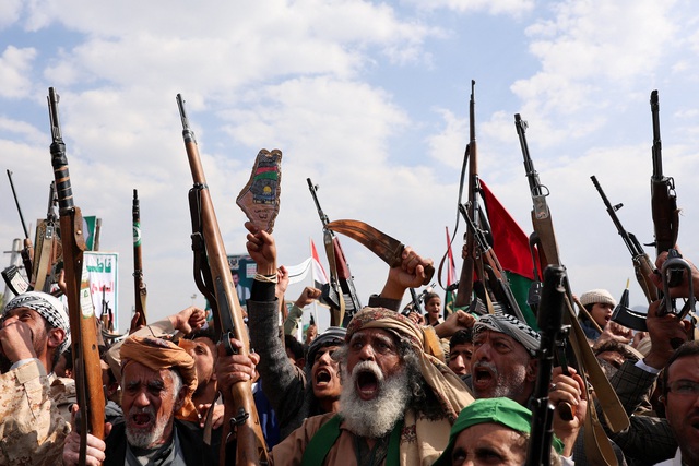 Israel tấn công cảng Hodeida ở Yemen, Houthi trả đũa - Ảnh 1.