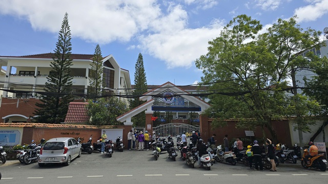 Nhiều phụ huynh Trường tiểu học Trưng Vương lo lắng về bếp bán trú thực phẩm bẩn - Ảnh 1.