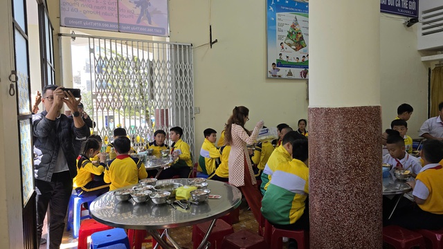 Nhiều phụ huynh Trường tiểu học Trưng Vương lo lắng về bếp bán trú thực phẩm bẩn - Ảnh 3.