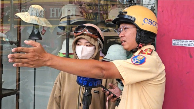 Nộp phạt giao th&ocirc;ng qua QR tại chỗ, người d&acirc;n TP.HCM khen tiện lợi- Ảnh 1.