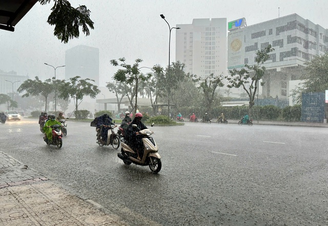 Ảnh hưởng bão số 8, TP.HCM mưa lớn như trút nước- Ảnh 3.