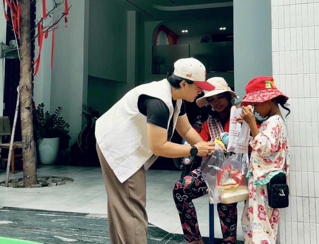 'Trạm yêu thương' tặng nước v…