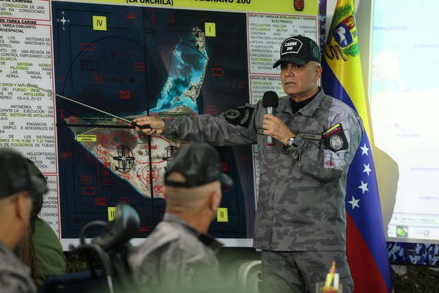 Venezuela điều loạt tàu chiến, máy bay tập trận rầm rộ giữa căng thẳng - Ảnh 1.