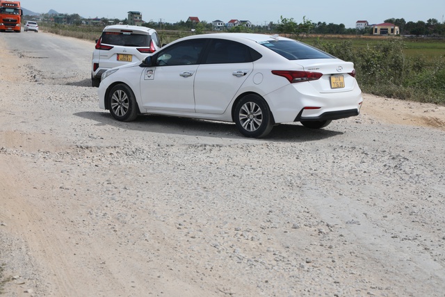 T&agrave;i xế bức x&uacute;c v&igrave; 'thuế, ph&iacute; đ&oacute;ng đủ' nhưng phải đi tr&ecirc;n đường xuống cấp- Ảnh 1.