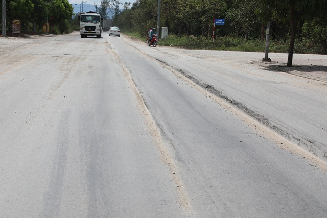 T&agrave;i xế bức x&uacute;c v&igrave; 'thuế, ph&iacute; đ&oacute;ng đủ' nhưng phải đi tr&ecirc;n đường xuống cấp- Ảnh 2.