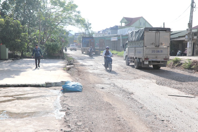 T&agrave;i xế bức x&uacute;c v&igrave; 'thuế, ph&iacute; đ&oacute;ng đủ' nhưng phải đi tr&ecirc;n đường xuống cấp- Ảnh 3.