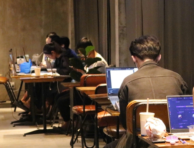 Những hệ lụy khi thường xuy&ecirc;n l&agrave;m việc ca đ&ecirc;m - Ảnh 2.