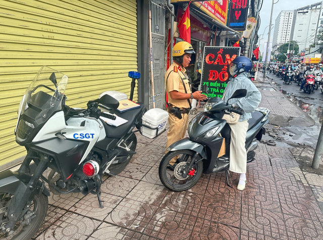 Chạy lên vỉa hè... cho nhanh, nhiều người bị CSGT TP.HCM phạt 5 triệu - Ảnh 2.