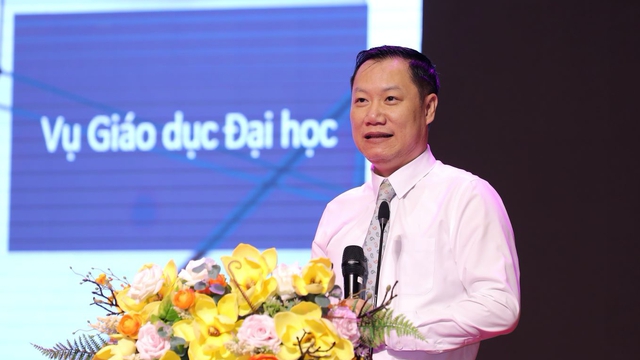 Điểm chuẩn đại học 2025 nhìn chung giảm sâu, các ngành STEM và sư phạm tăng- Ảnh 1.