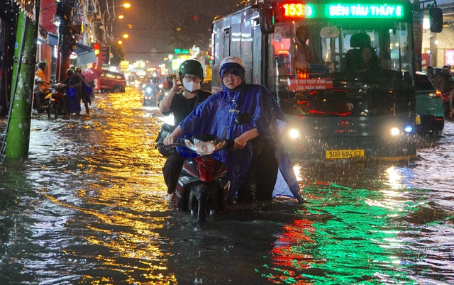 Sau cơn mưa dầm dề, thời tiết TP.HCM h&ocirc;m nay dự b&aacute;o mưa lớn từ trưa - Ảnh 2.