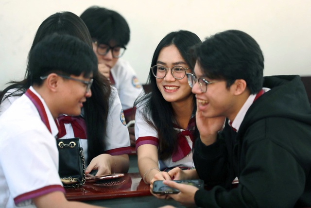 TP.HCM hạn chế học sinh sử dụng điện thoại trong giờ ra chơi từ tháng 1.2026 - Ảnh 1.