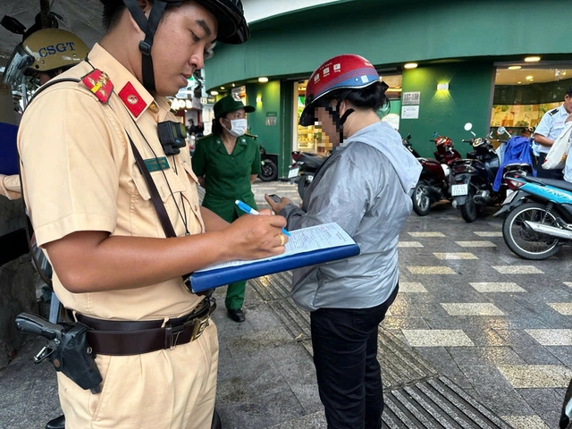 Chạy lên vỉa hè... cho nhanh, nhiều người bị CSGT TP.HCM phạt 5 triệu - Ảnh 4.