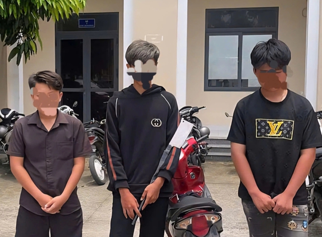 CSGT TP.HCM bắt giữ 3 thiếu niên cầm mã tấu đến trường học hẹn đánh nhau- Ảnh 1.