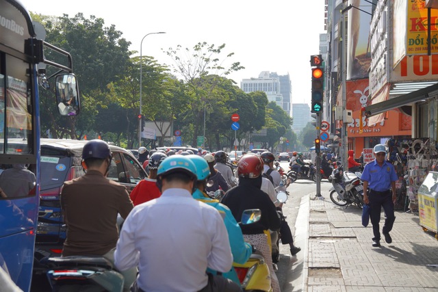 TP.HCM lắp gần 800 bộ đ&egrave;n cho xe 2 b&aacute;nh rẽ phải khi đ&egrave;n đỏ - Ảnh 1.