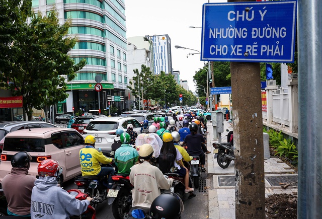 TP.HCM lắp gần 800 bộ đ&egrave;n cho xe 2 b&aacute;nh rẽ phải khi đ&egrave;n đỏ - Ảnh 2.