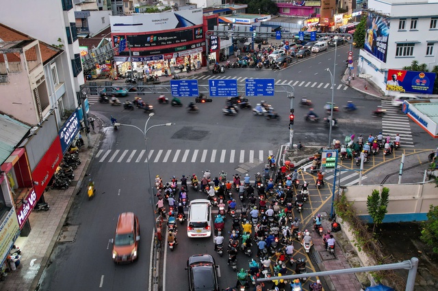 TP.HCM lắp gần 800 bộ đ&egrave;n cho xe 2 b&aacute;nh rẽ phải khi đ&egrave;n đỏ - Ảnh 3.