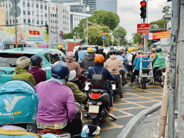 TP.HCM lắp gần 800 bộ đ&egrave;n cho xe 2 b&aacute;nh rẽ phải khi đ&egrave;n đỏ - Ảnh 4.