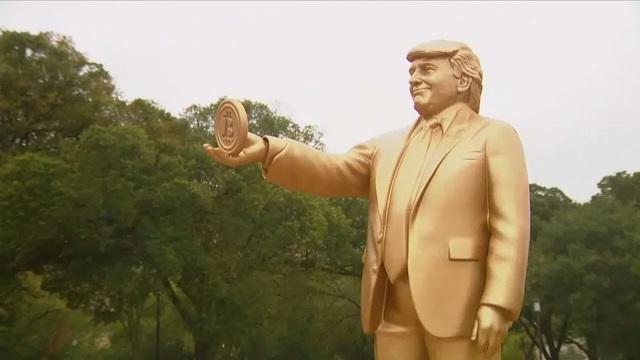 Xuất hiện tượng vàng ông Trump cầm Bitcoin trước tòa quốc hội Mỹ - Ảnh 1.