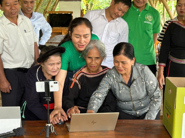 Cụ b&agrave; &Ecirc; Đ&ecirc; ở Đắk Lắk 'chưa từng nghĩ c&oacute; ng&agrave;y b&aacute;n h&agrave;ng qua điện thoại'- Ảnh 1.