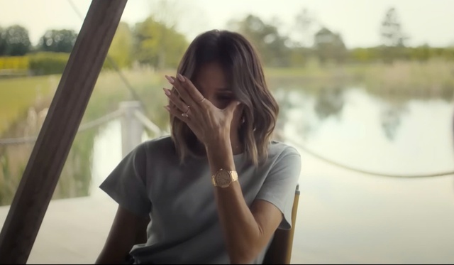 Victoria Beckham rơi nước mắt kể qu&aacute; khứ nợ h&agrave;ng triệu đ&ocirc;  - Ảnh 1.