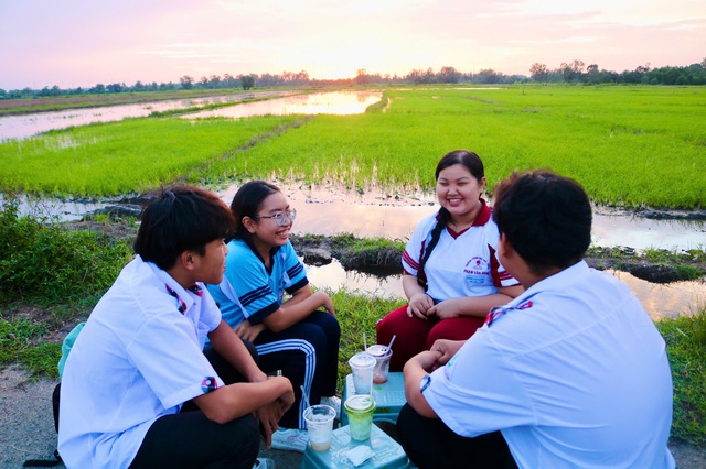 Rủ nhau ra giữa đồng lúa uống cà phê, ngắm hoàng hôn- Ảnh 10.
