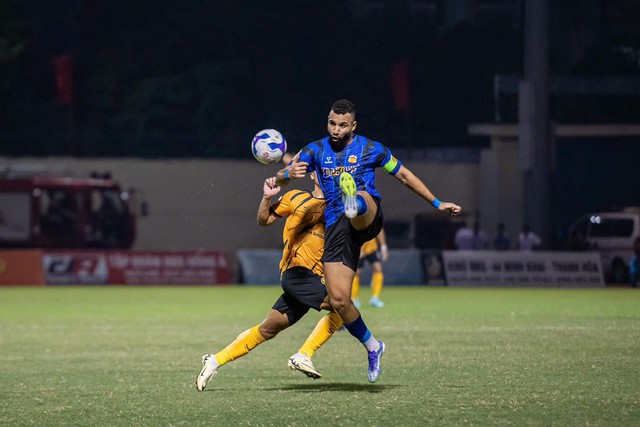 Nảy lửa vòng 4 V-League, ‘tự dưng’ HAGL…