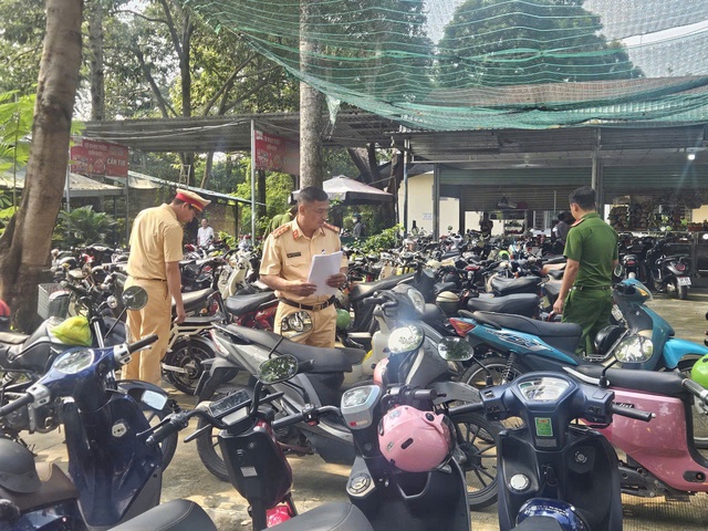 CSGT TP.HCM phạt nhiều phụ huynh 12 triệu vì để con không bằng lái chạy xe - Ảnh 2.