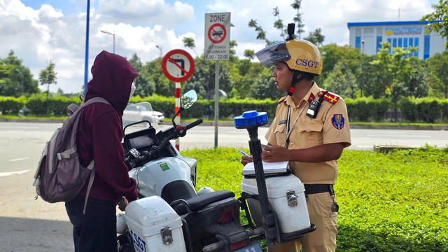 CSGT TP.HCM phạt nhiều phụ huynh 12 triệu vì để con không bằng lái chạy xe - Ảnh 3.