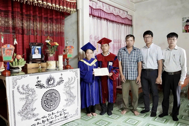 Khoảnh khắc nghẹn lòng: Mẹ nhận bằng tốt nghiệp thay con gái đã mất- Ảnh 2.