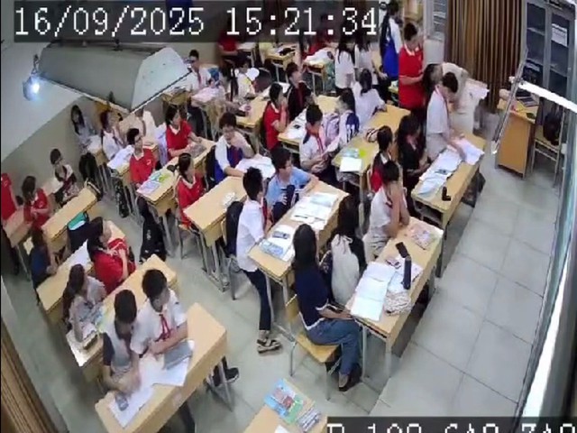 Bàng hoàng clip học sinh giật tóc, dúi …