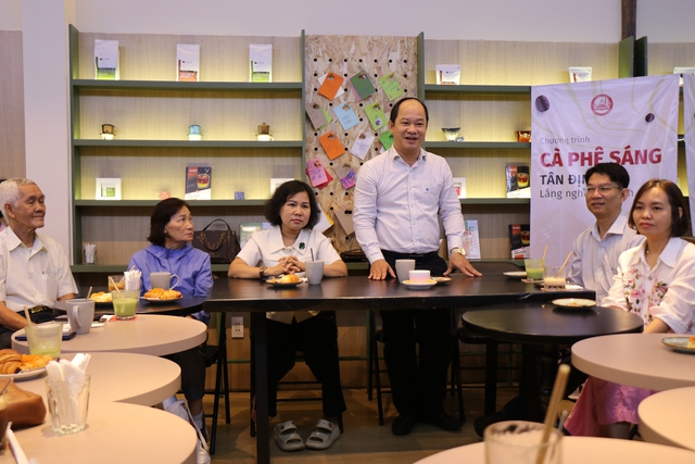 TP.HCM: Lãnh đạo phường Tân Định uống cà phê sáng, đối thoại cùng người dân - Ảnh 1.