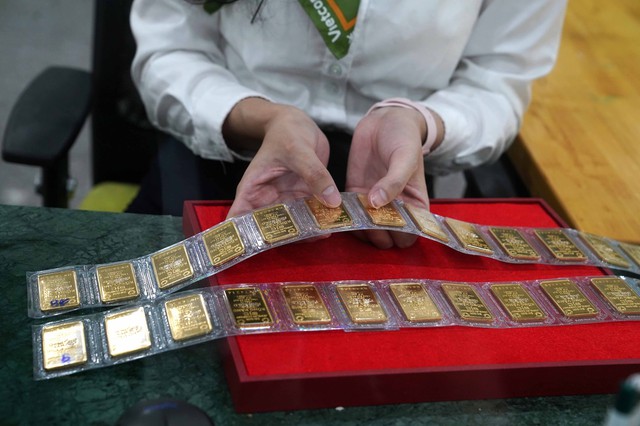 'Đánh thuế vàng cao, coi chừng dân chạy qua chợ đen để né thuế'- Ảnh 1. 'Đánh thuế vàng cao, coi chừng dân chạy qua chợ đen để né thuế'- Ảnh 1.